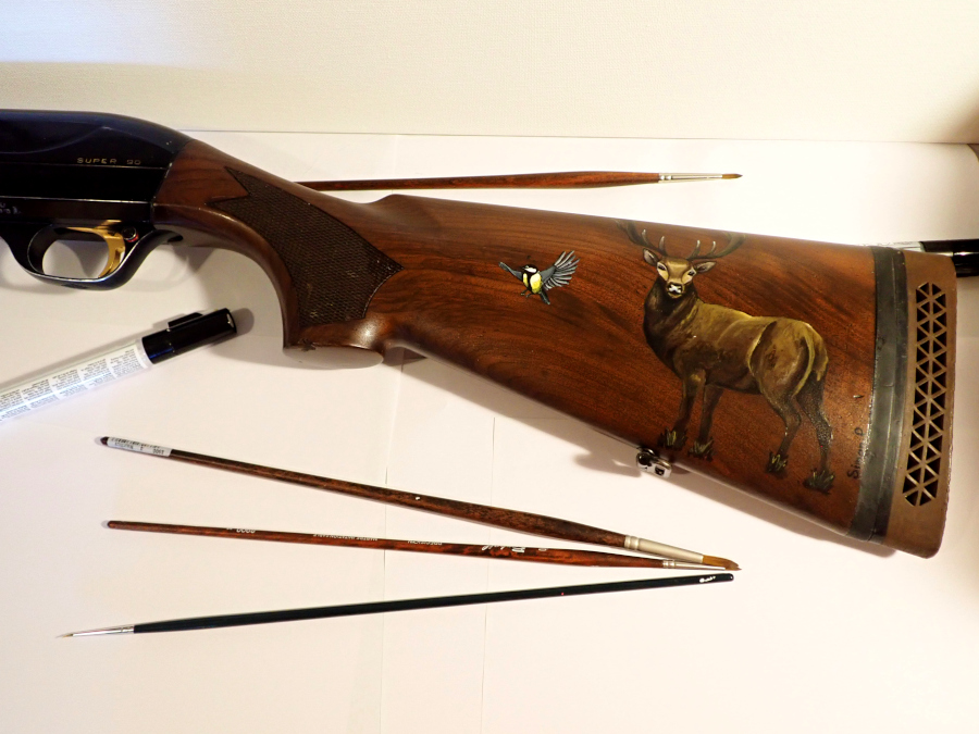 Peinture sur crosse de fusil de chasse : cerf et mésange